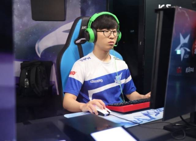 门将短传诱 门将短传诱